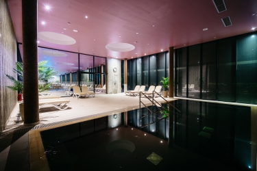 bazény s černou vodou